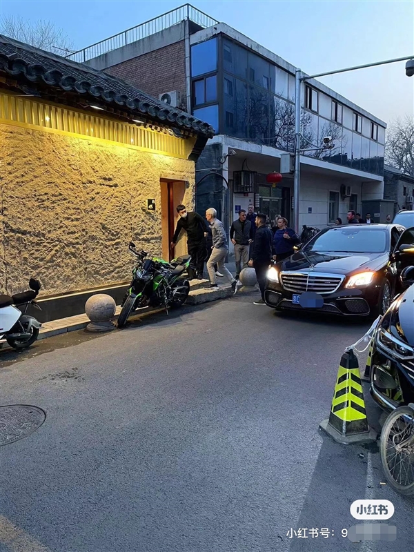 耀世娱乐官方：没吃烤鸭？库克坐百万奔驰S65L到北京东四吃顶级日料
