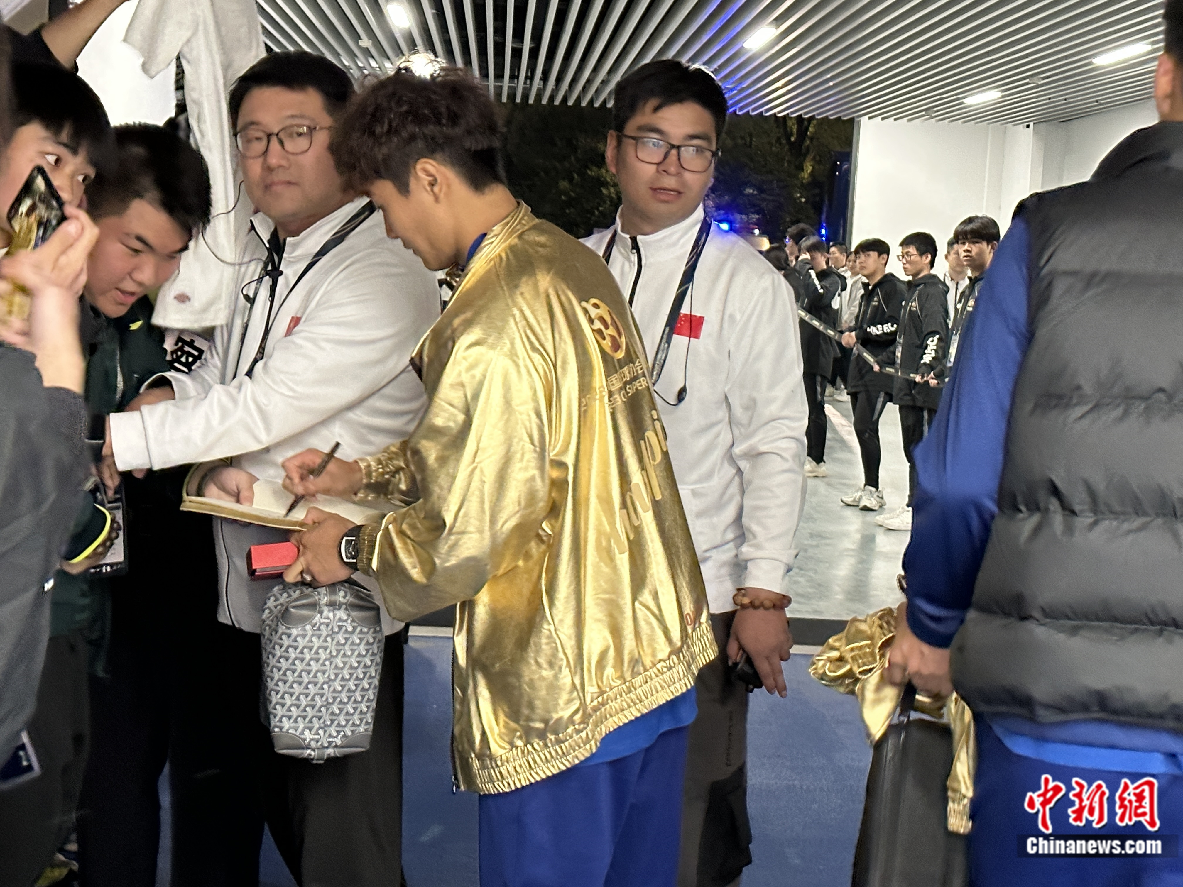 奇趣分分彩：【中国足球再出发】重新出发的中国足球，离不开从未改变的热爱