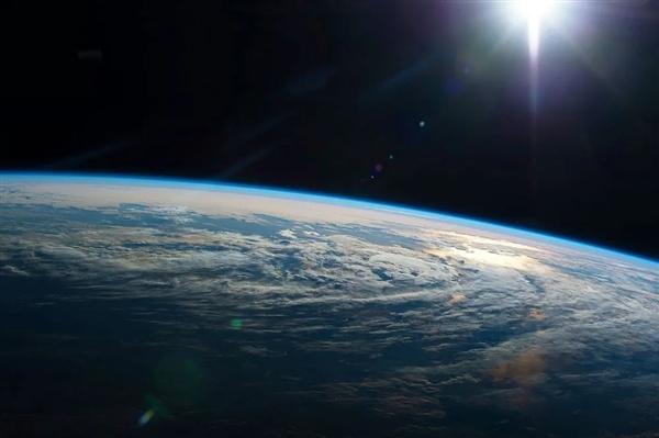 耀世娱乐主管：900光年外新发现的行星：刮着7万公里/小时的铁风